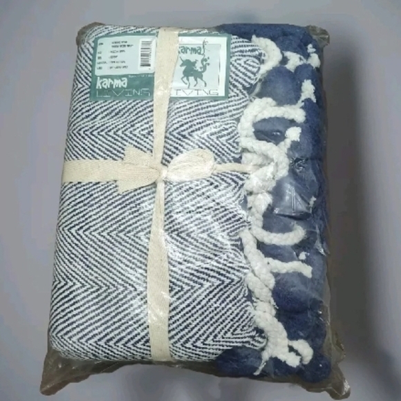 Karma living herringbone patterned throw with pom-pom trim - new in bag!! - Picture 4 of 10